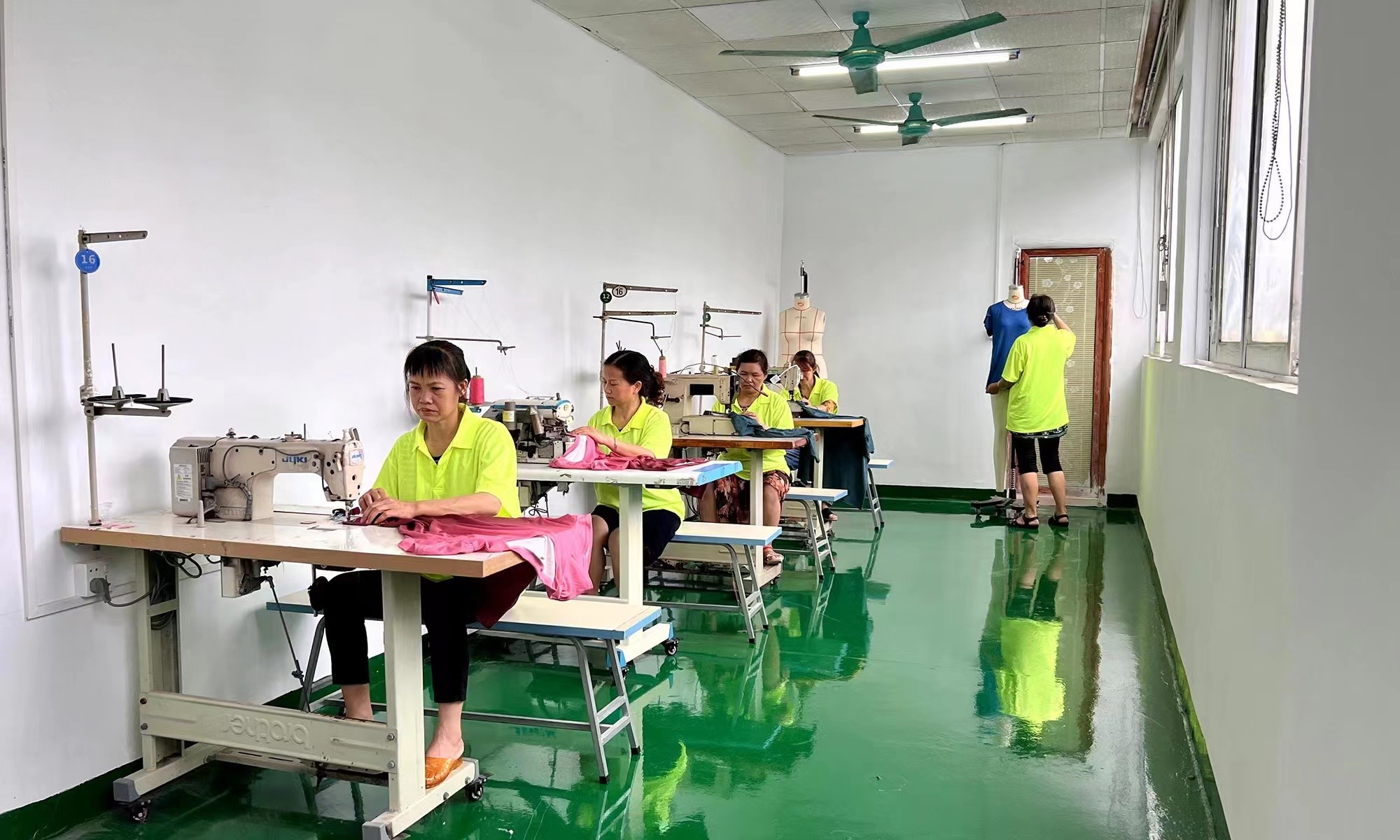 Guangzhou Vinas clothing technology Co., LTD lini produksi pabrik