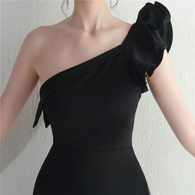 Gaun Malam Hitam Langsing Irregular Ruffled Edge Gaun Panjang Lantai Seksi Dengan Tas Pinggul