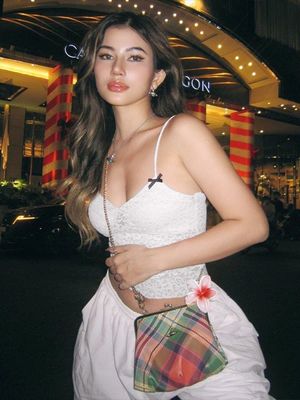 Custom fashion wanita baru seksi murni angin manis dan pedas pola sabuk kecil dengan dasar blus wanita