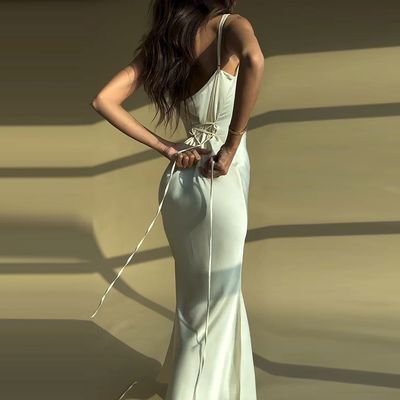 Musim panas temperamen angin Eropa dan Amerika Serikat baru warna padat splicing renda pinggang panjang langsing-fit halter gaun
