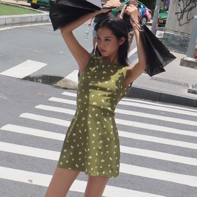 Gaya jalanan musim panas manis seksi tanpa punggung bulat leher bunga longgar rok putri Eropa dan Amerika Serikat gaun baru